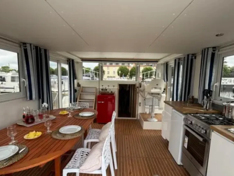 Electrique LaPeniche FS między profesjonalistami a osobami prywatnymi w Pontailler-sur-Saône