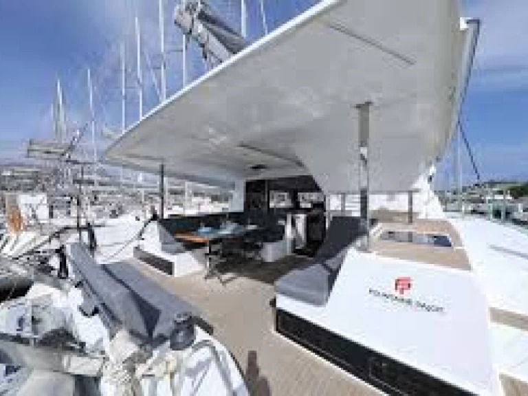 Wynajem Katamaran Fountaine Pajot z patentem 