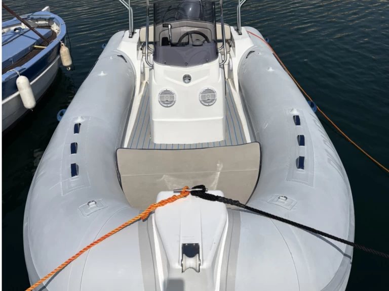 Wynajem Łódż półsztywna Capelli z patentem 