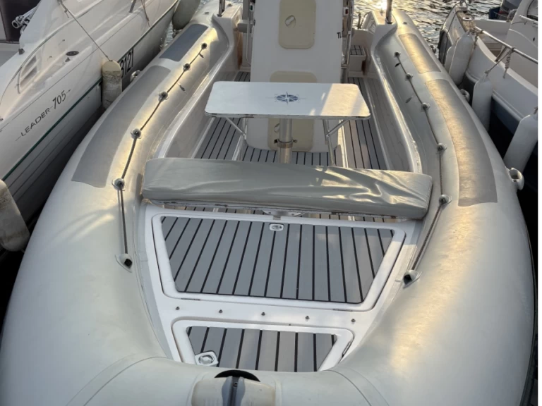 Łódż półsztywna do wynajmu w Cavalaire-sur-Mer w najlepszej cenie