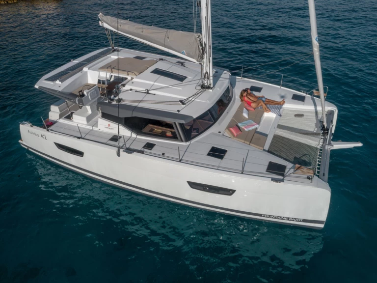 Fountaine Pajot Astrea 42 między profesjonalistami a osobami prywatnymi w Pointe-à-Pitre