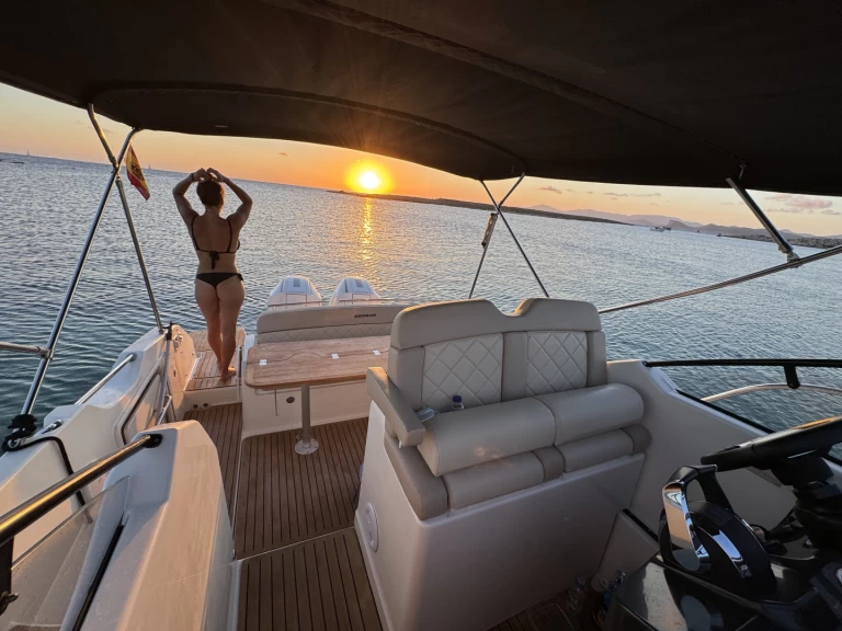 Wynajem łodzi Ibiza Town tanio Activ 875 Sundeck