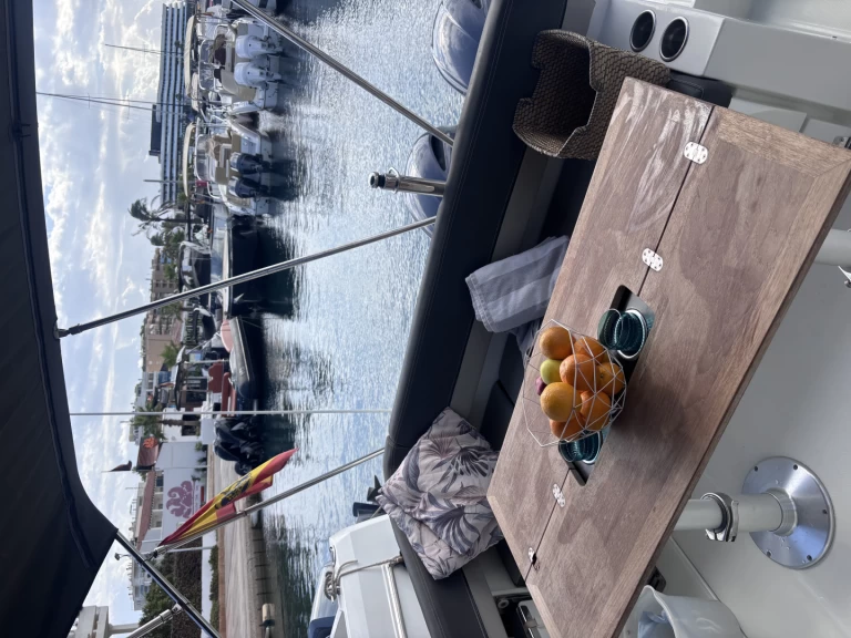 Wynajem Motorówka Jeanneau z patentem 