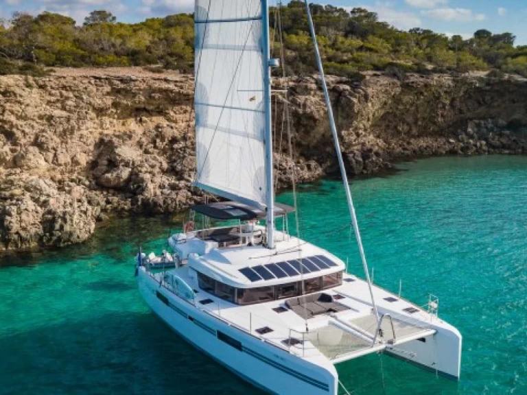 Bénéteau Lagoon 52 między profesjonalistami a osobami prywatnymi w Bonifacio