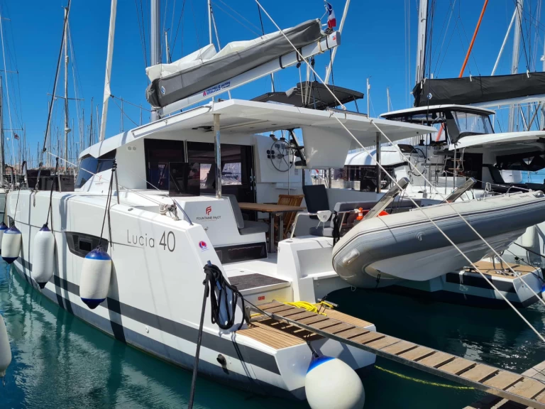 Wynajem Katamaran Fountaine Pajot z patentem 