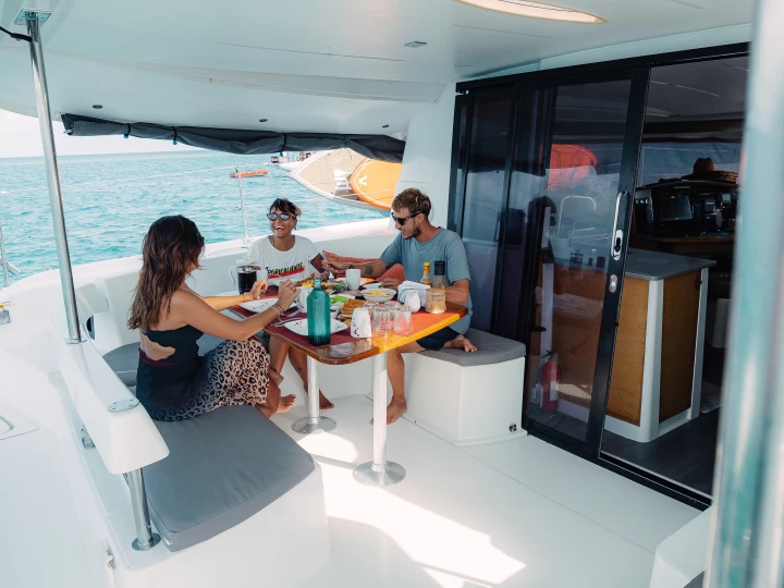 Wynajem Katamaran Fountaine Pajot z patentem 