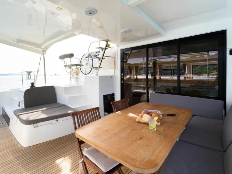 Wynajmij Katamaran z lub bez skippera Lagoon w Pula