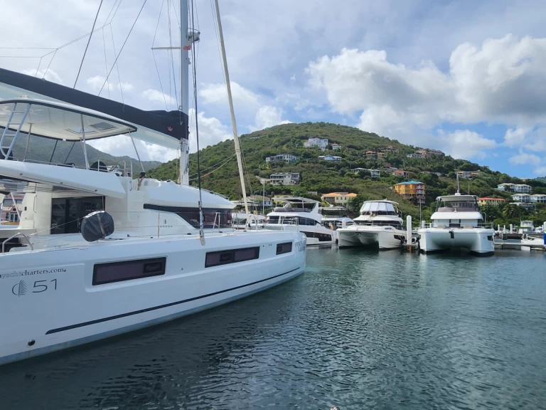 Wynajem Katamaran Lagoon z patentem 