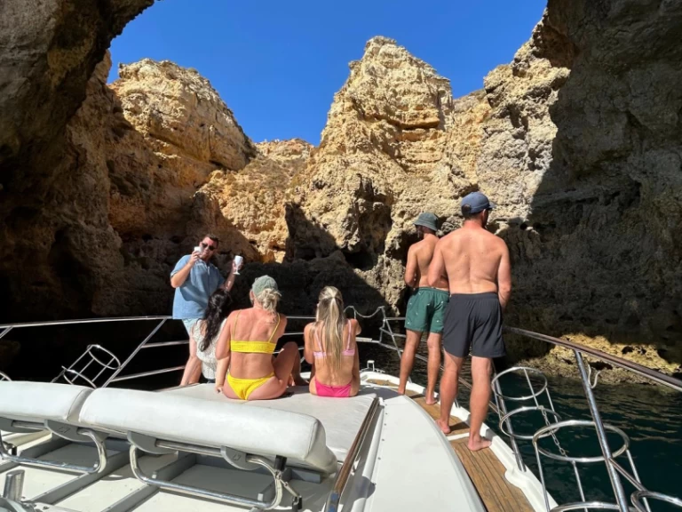 Cranchi Mediterranee 47 między profesjonalistami a osobami prywatnymi w Marina de Lagos