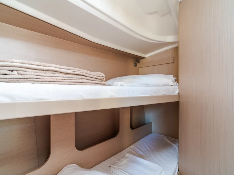 Wynajem Żaglowiec Bénéteau z patentem 