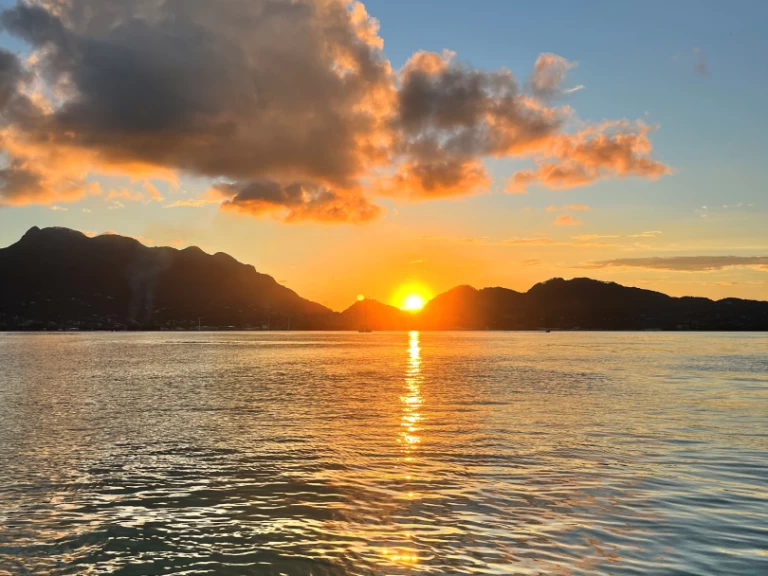 Wynajmij Wellcraft Scarab 302 Sport w Mahé