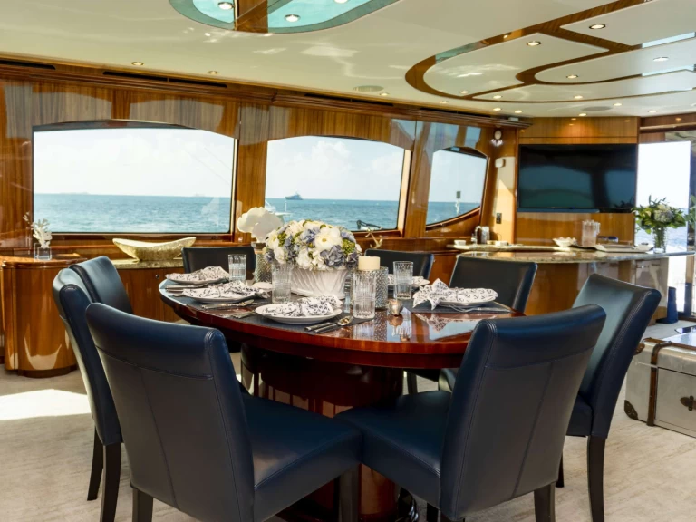 Hatteras Gail Force II między profesjonalistami a osobami prywatnymi w Nassau