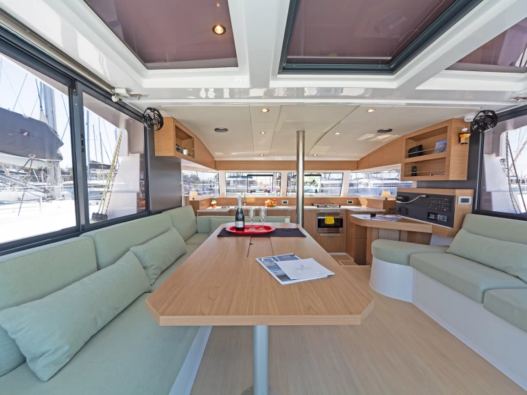 Bali Bali Catsmart między profesjonalistami a osobami prywatnymi w Deme of Volos