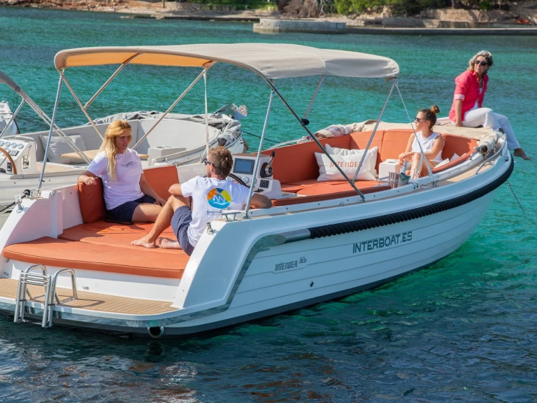 Interboat Intender 820 między profesjonalistami a osobami prywatnymi w Port de Pollenca