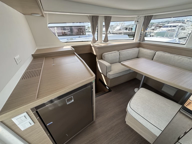 Wynajem Katamaran Lagoon z patentem 