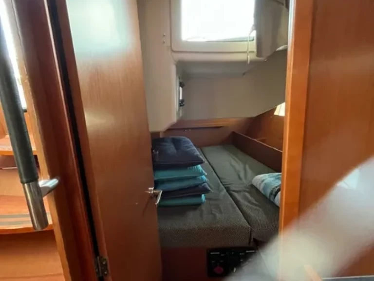 Wynajem Żaglowiec Bénéteau z patentem 