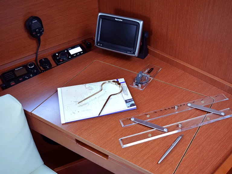 Wynajem Żaglowiec Bénéteau z patentem 