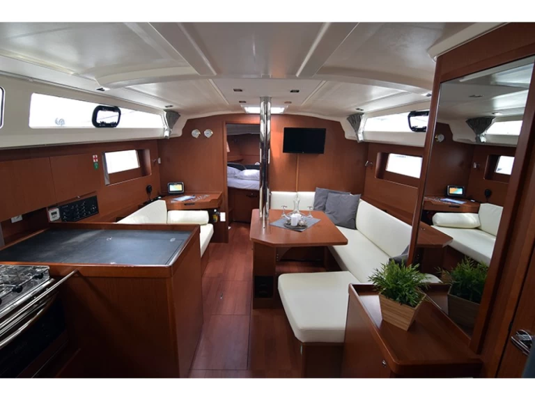 Bénéteau Oceanis 41.1 między profesjonalistami a osobami prywatnymi w Alimos