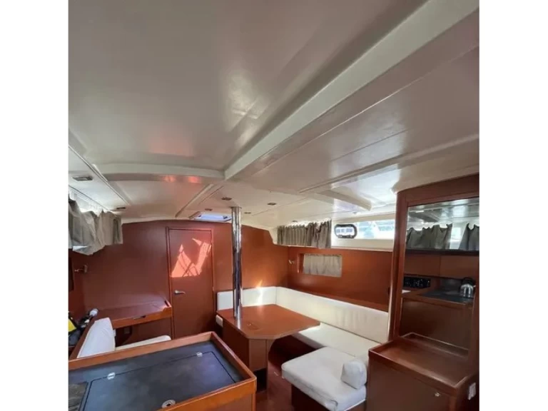 Bénéteau Oceanis 41.1 między profesjonalistami a osobami prywatnymi w Gouvia