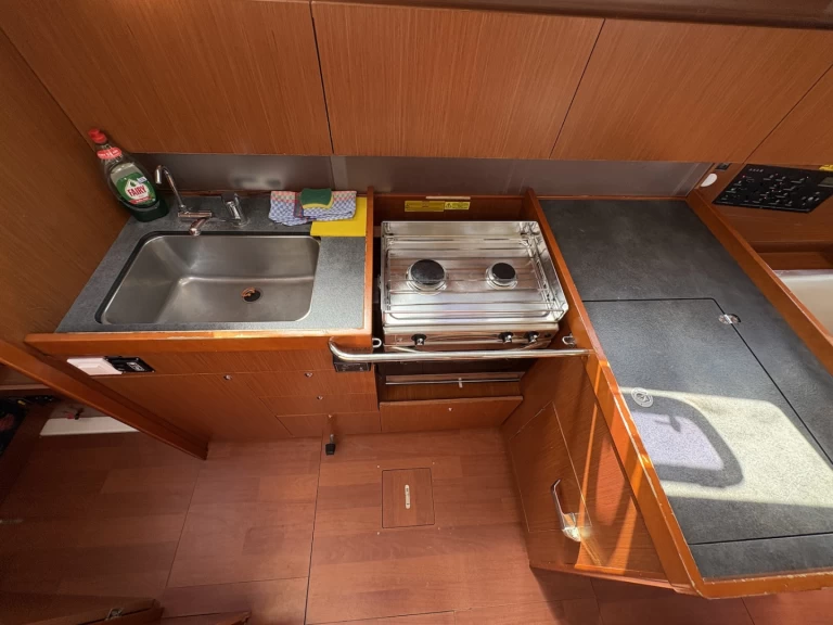 Wynajem Żaglowiec Bénéteau z patentem 