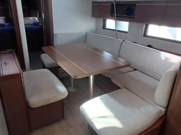 Wynajem Żaglowiec Bénéteau z patentem 