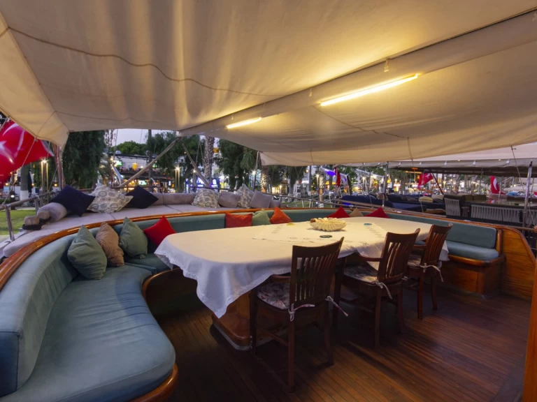 Custom Made Serenad między profesjonalistami a osobami prywatnymi w Bodrum