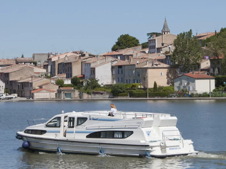 Le Boat Magnifique między profesjonalistami a osobami prywatnymi w Trèbes