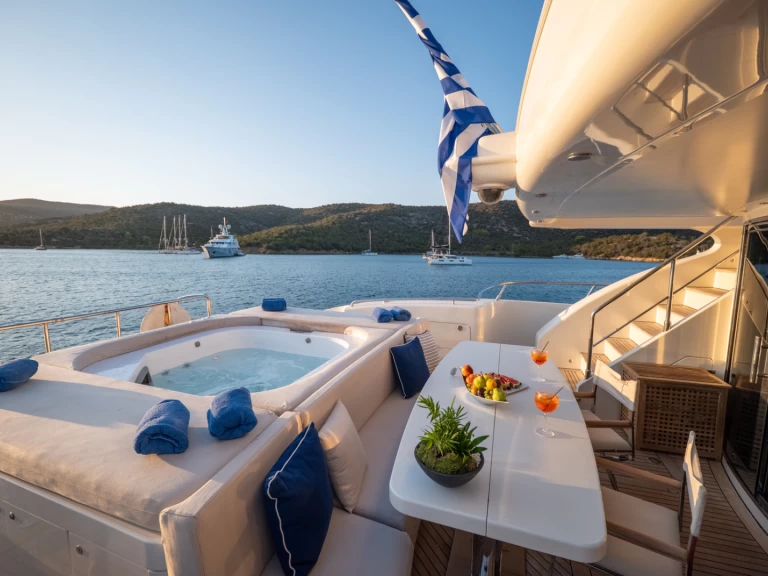 ISA, RODRIGUEZ GROUP ITALY 133 między profesjonalistami a osobami prywatnymi w Flisvos Marina