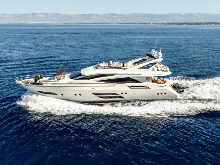 Dominator-Shipyard Dominator 780S Deluxe między profesjonalistami a osobami prywatnymi w Sukosan