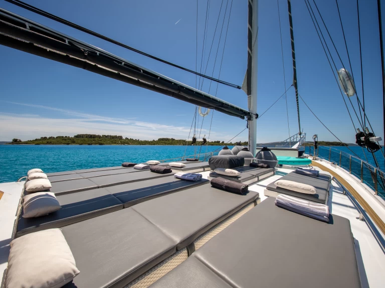  Gulet Anđeo między profesjonalistami a osobami prywatnymi w Split