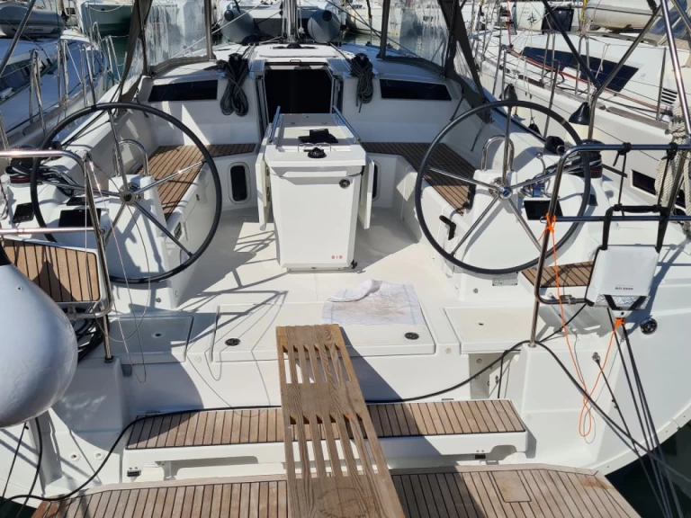 Wynajem Żaglowiec Bénéteau z patentem 