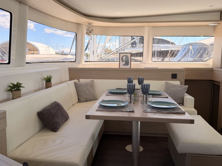 Wynajem Katamaran Lagoon z patentem 