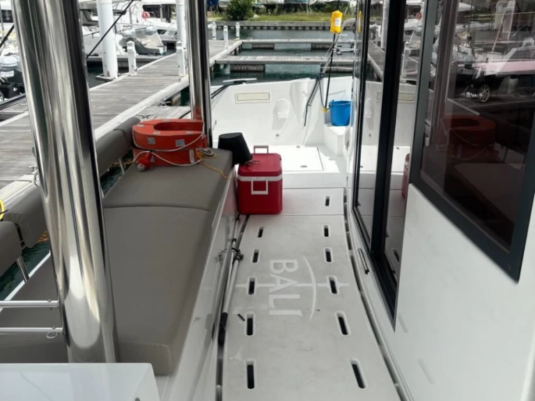 Bali Bali 4.8 między profesjonalistami a osobami prywatnymi w Road Town