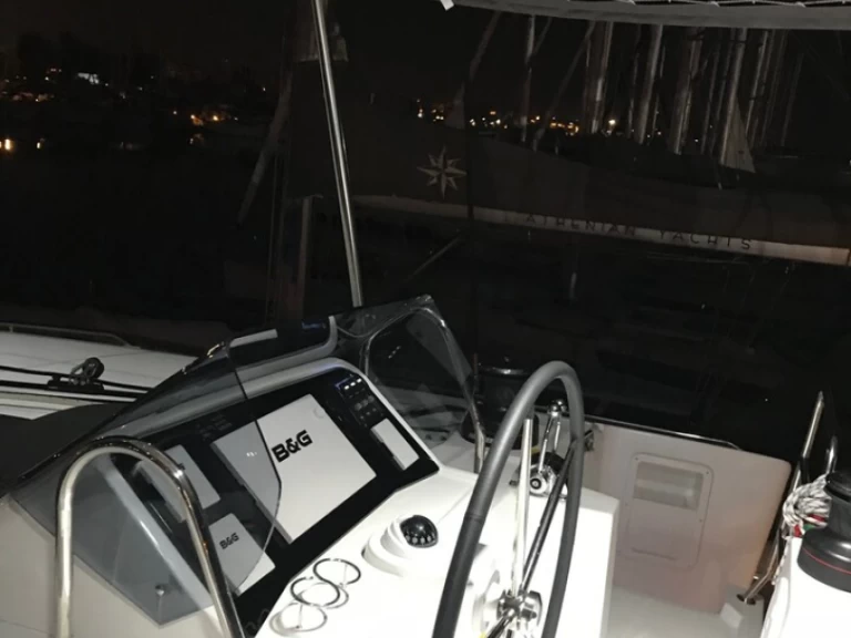 Lagoon Lagoon 450 F między profesjonalistami a osobami prywatnymi w Alimos