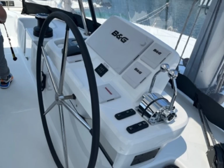 Wynajmij Katamaran z lub bez skippera Lagoon w Alimos