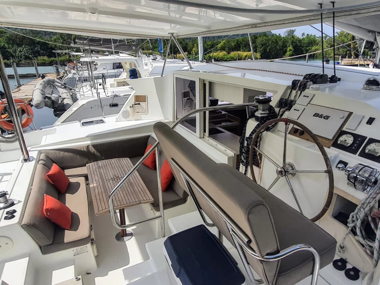 Wynajem Katamaran Lagoon z patentem 