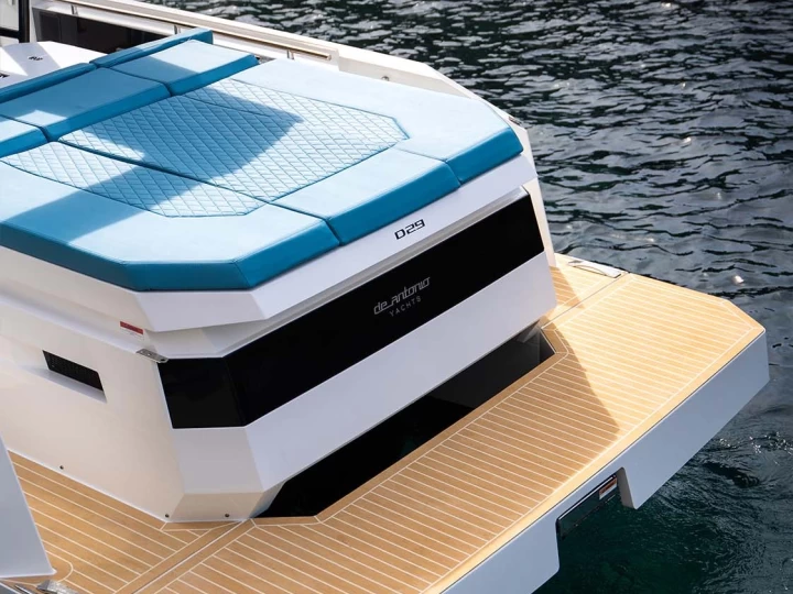 De Antonio D29 między profesjonalistami a osobami prywatnymi w Porto Badino