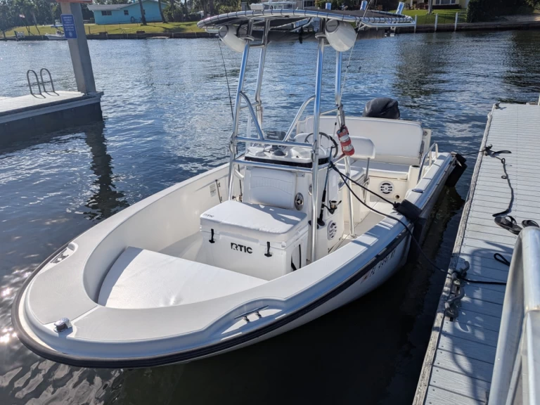 Wynajem Motorówka Boston Whaler z patentem 