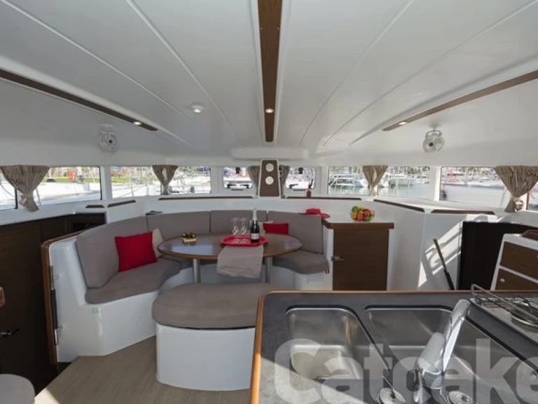 Wynajem Katamaran Lagoon z patentem 