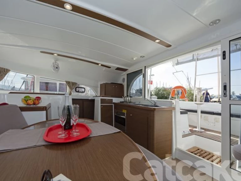 Lagoon Lagoon 380 S2 między profesjonalistami a osobami prywatnymi w Lefkáda