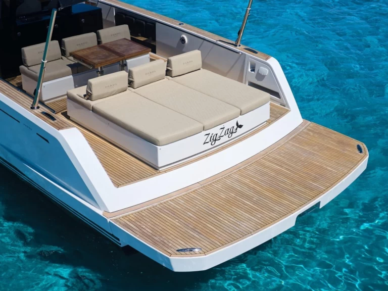 Pardo Yachts Pardo 43 między profesjonalistami a osobami prywatnymi w Ibiza Town