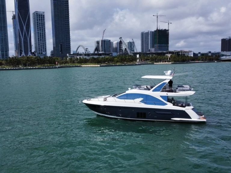 Azimut Azimut 55 między profesjonalistami a osobami prywatnymi w Miami Beach