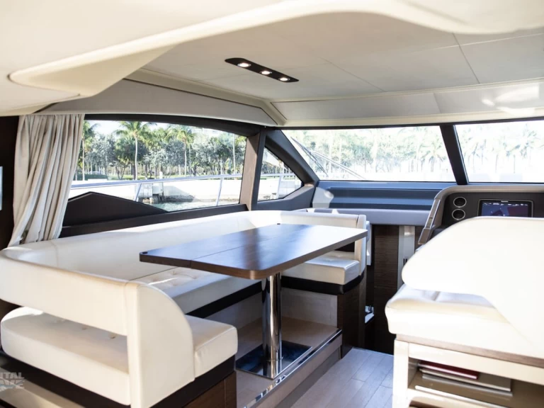 Azimut Azimut 55 między profesjonalistami a osobami prywatnymi w Miami Beach