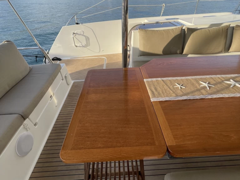 Wynajem Katamaran Fountaine Pajot z patentem 