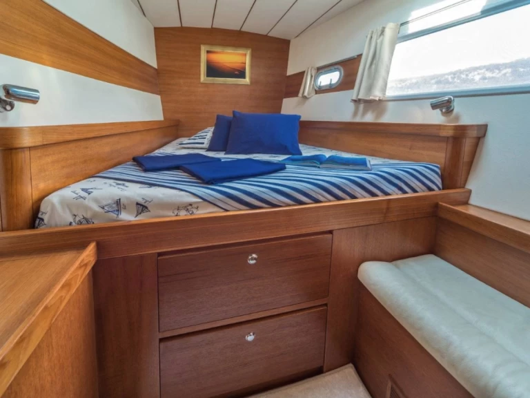 Wynajem Katamaran Lagoon z patentem 