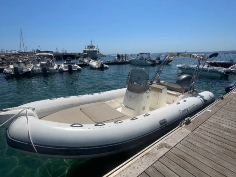 Łódż półsztywna do wynajmu w Les Issambres w najlepszej cenie