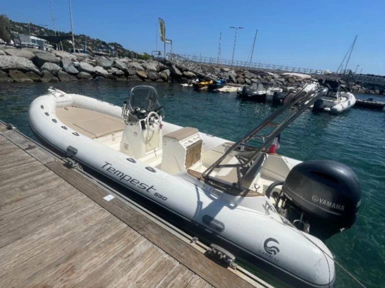 Capelli Tempest 650 między profesjonalistami a osobami prywatnymi w Les Issambres