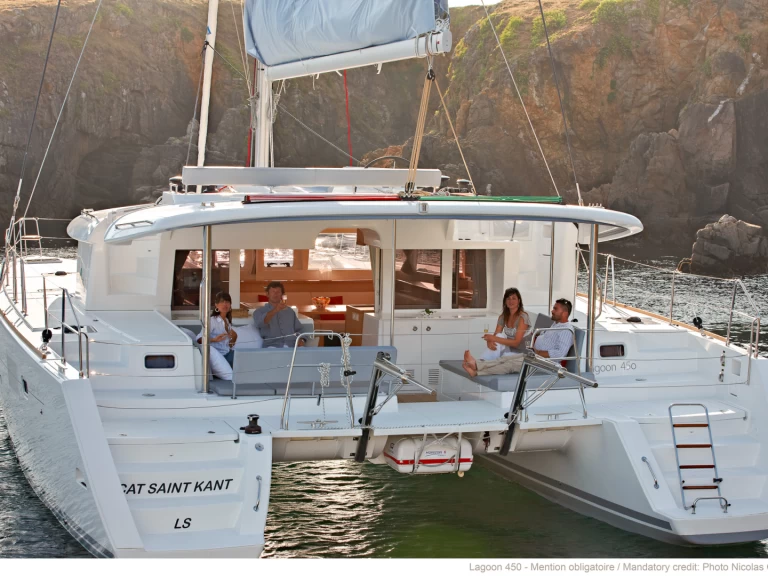 Lagoon Lagoon 450 między profesjonalistami a osobami prywatnymi w Grand Cayman