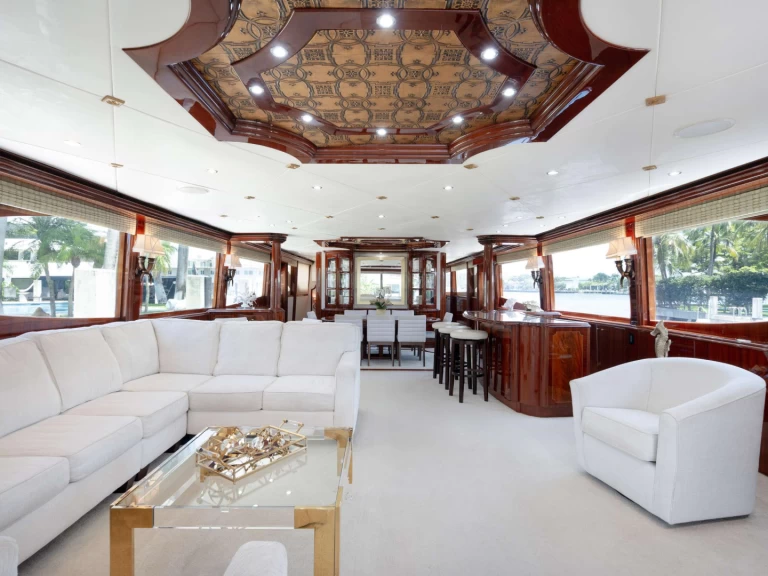 Lazzara Lady Kristina między profesjonalistami a osobami prywatnymi w Fort Lauderdale