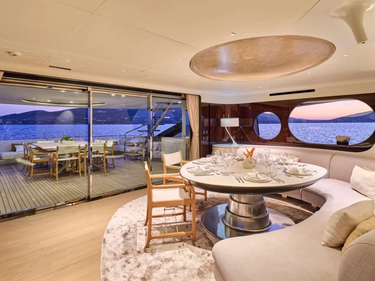 Azimut VOLO MARE między profesjonalistami a osobami prywatnymi w Grecja